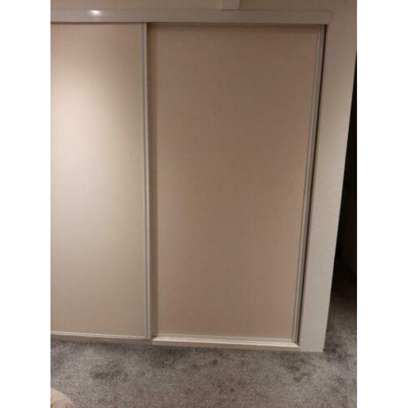 Schuifdeurkast met spiegelruit en interieur