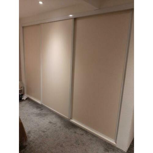 Schuifdeurkast met spiegelruit en interieur