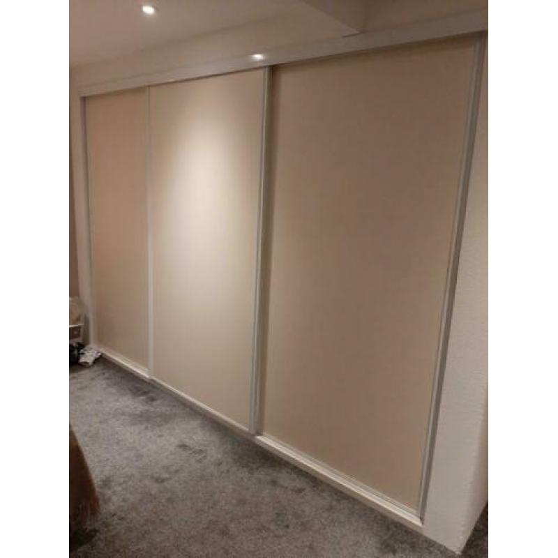 Schuifdeurkast met spiegelruit en interieur