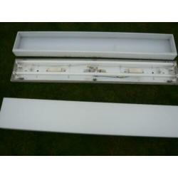 2 tl armaturen met tl balken met kap 128 x 20 cm