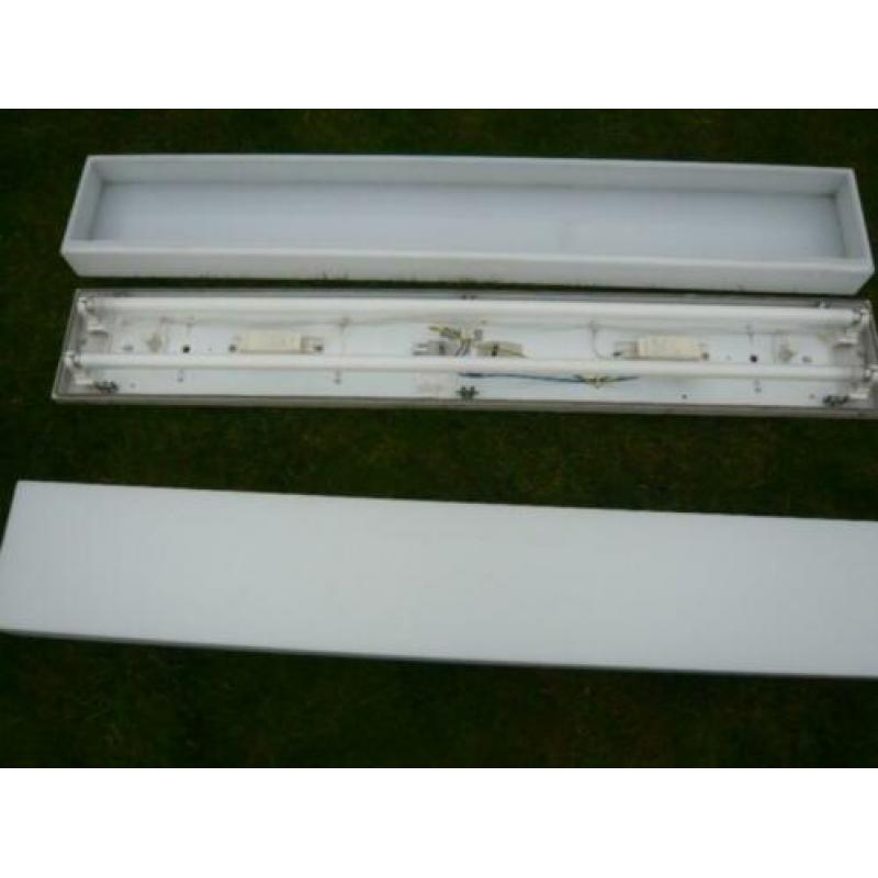 2 tl armaturen met tl balken met kap 128 x 20 cm