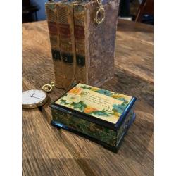 Antiek Mauchline houten kistje horloge houder. The Duchess