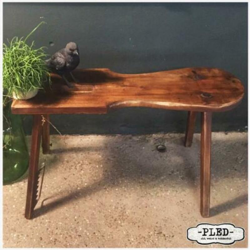 Mooi oud tafeltje. Zadelbok Plantentafel