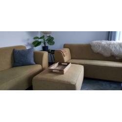 2X tweezits banken mosterdgeel gemêleerd plus hocker