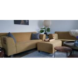 2X tweezits banken mosterdgeel gemêleerd plus hocker