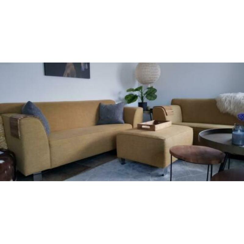 2X tweezits banken mosterdgeel gemêleerd plus hocker