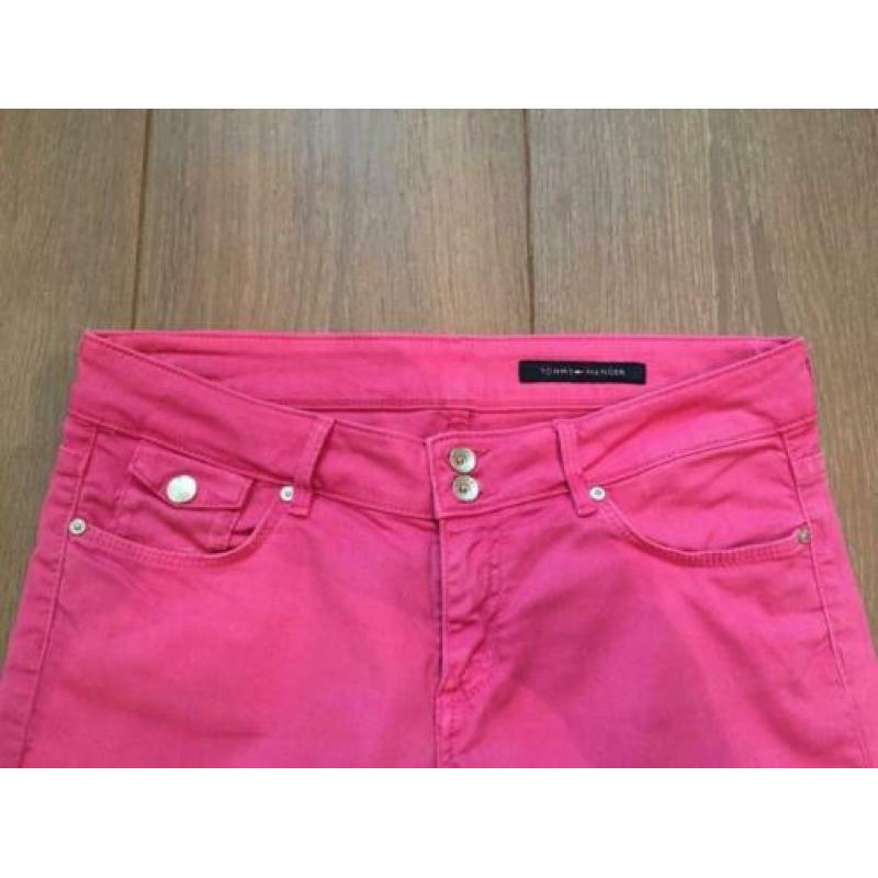 IZGS: Tommy Hilfiger roze halflange broek/jeansmodel; mt 28