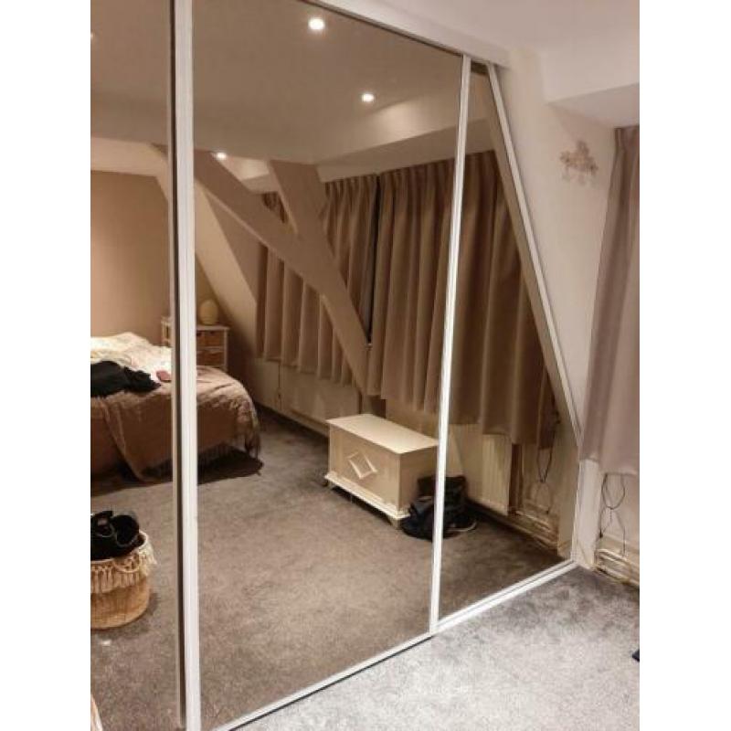 Schuifdeurkast met spiegelruit en interieur