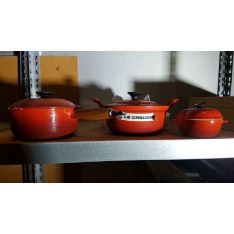Me Creuset pannen en een appel