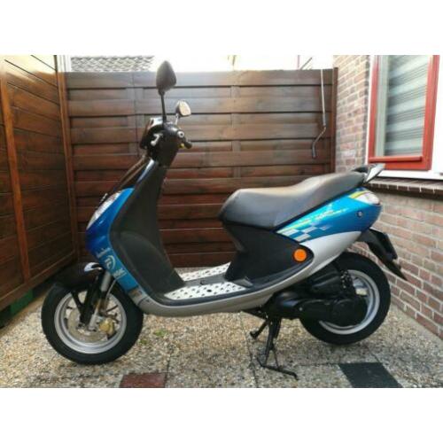 peugeot vivacity brommer met helmplicht