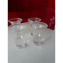 Rode hard plastic kandelaar voor 4 kaarsen.