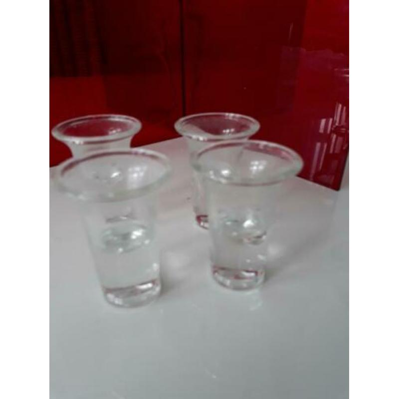 Rode hard plastic kandelaar voor 4 kaarsen.