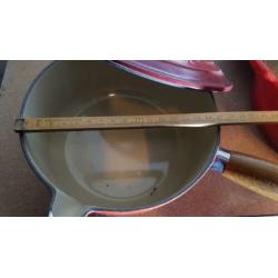 Me Creuset pannen en een appel