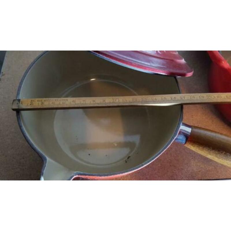 Me Creuset pannen en een appel