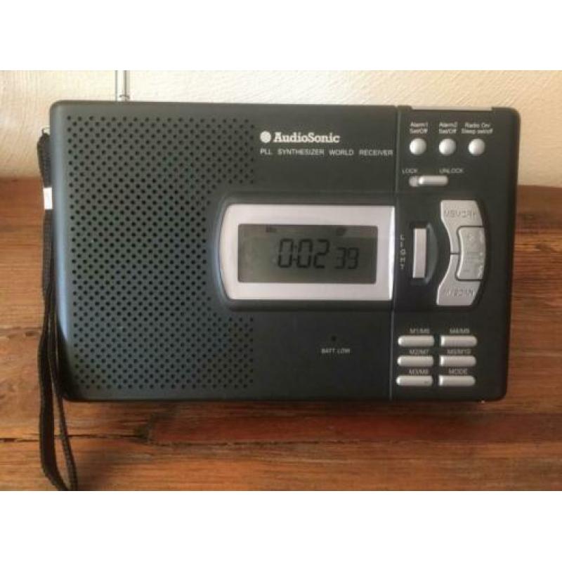AudioSonic wereld ontvanger met wekker functie.