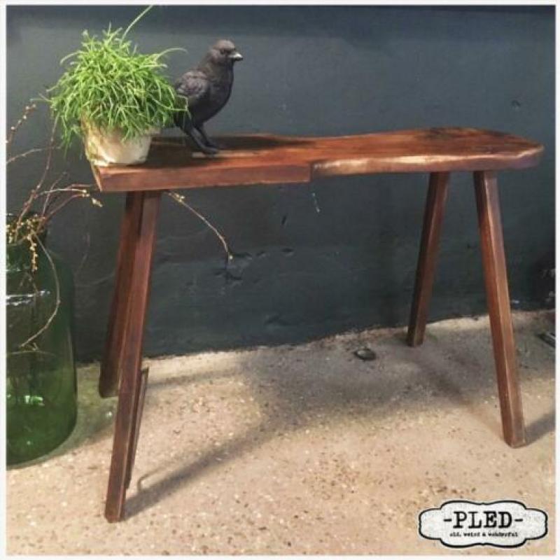 Mooi oud tafeltje. Zadelbok Plantentafel
