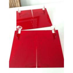 Rode hard plastic kandelaar voor 4 kaarsen.