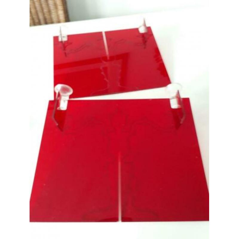 Rode hard plastic kandelaar voor 4 kaarsen.