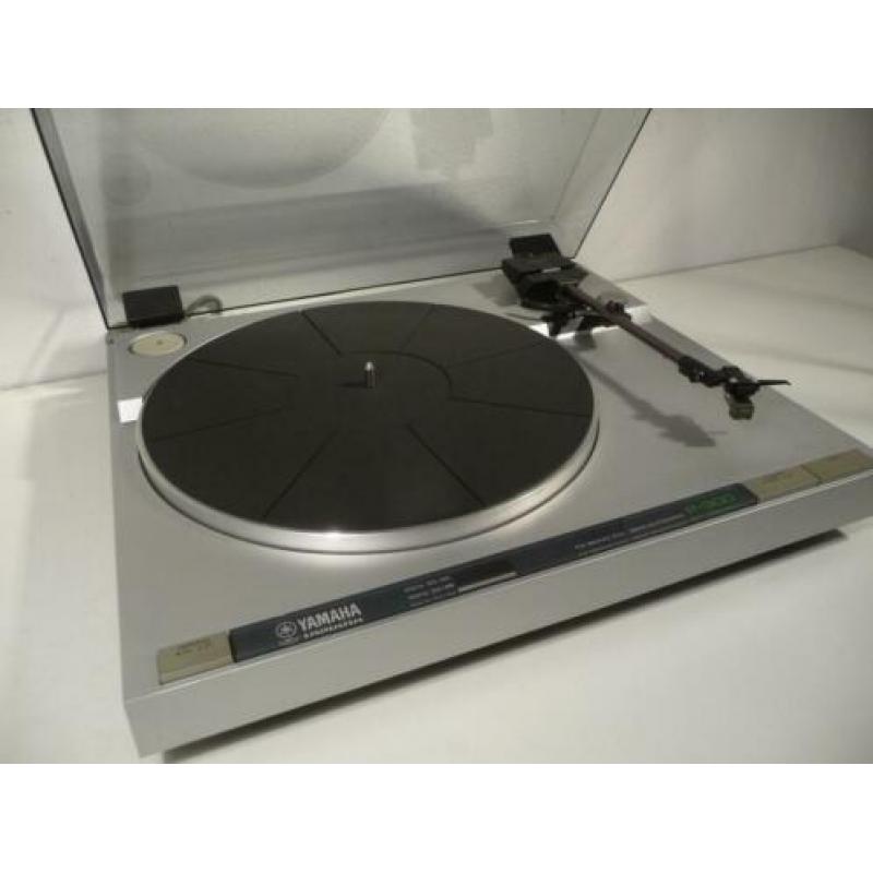 Yamaha P300 platenspeler met Yamaha CG-7700 element