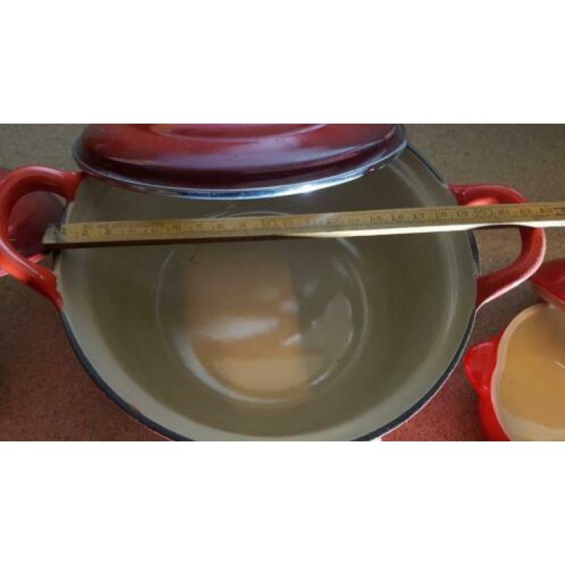 Me Creuset pannen en een appel