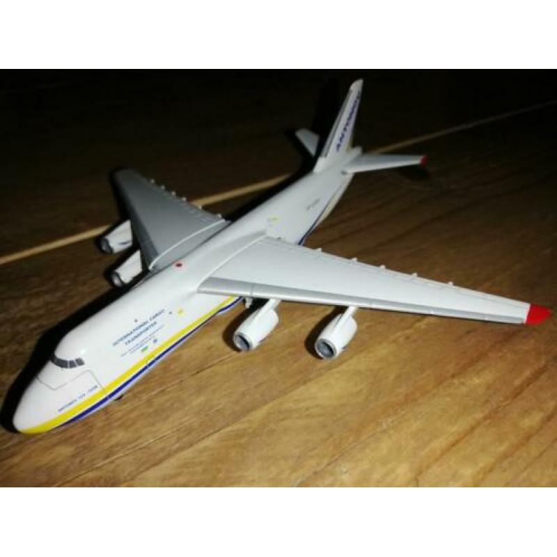 Antonov Airlines AN-124. Herpa. 1:500.