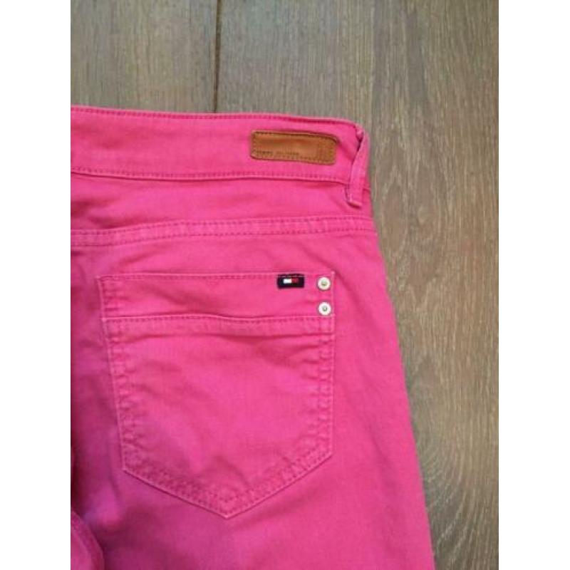 IZGS: Tommy Hilfiger roze halflange broek/jeansmodel; mt 28