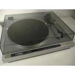Yamaha P300 platenspeler met Yamaha CG-7700 element