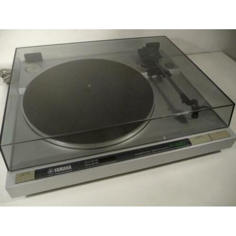 Yamaha P300 platenspeler met Yamaha CG-7700 element