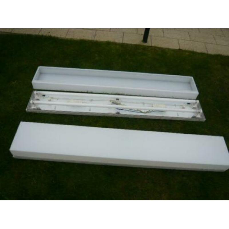 2 tl armaturen met tl balken met kap 128 x 20 cm