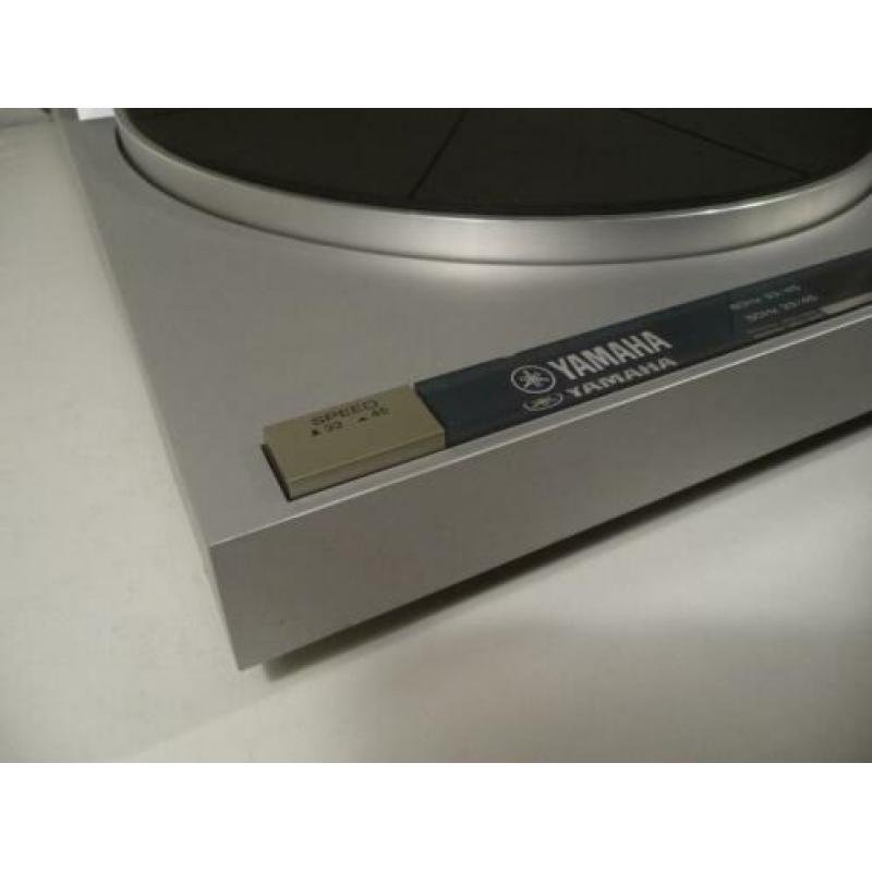 Yamaha P300 platenspeler met Yamaha CG-7700 element