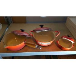 Me Creuset pannen en een appel