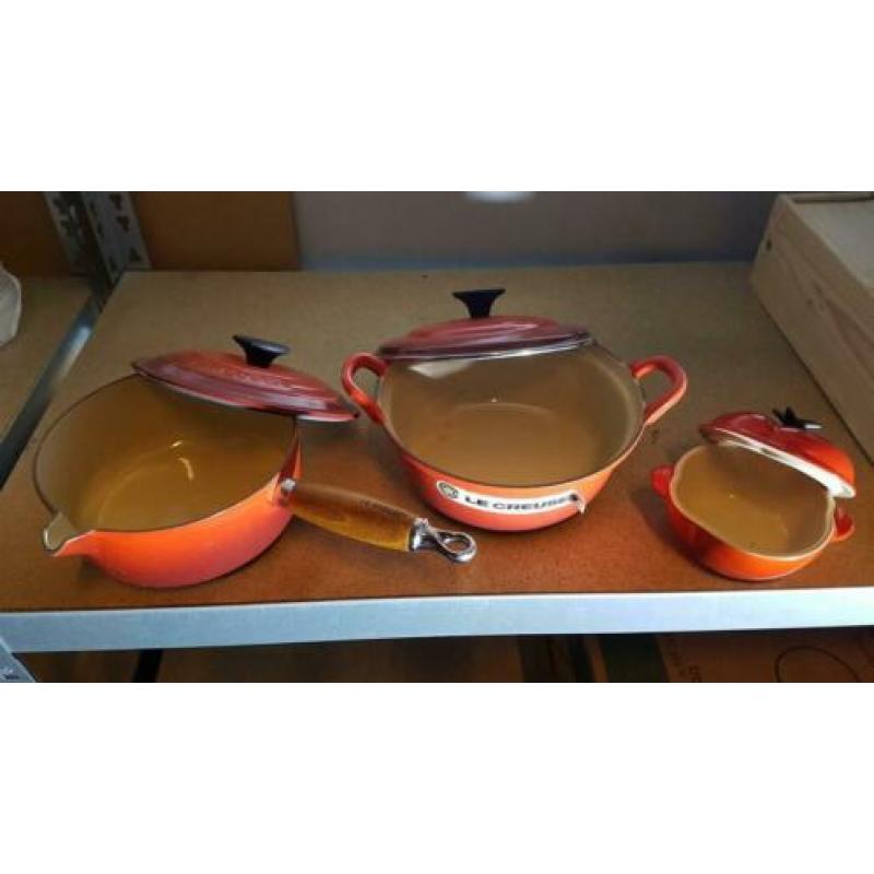 Me Creuset pannen en een appel