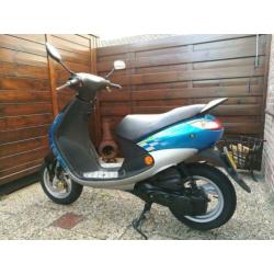 peugeot vivacity brommer met helmplicht