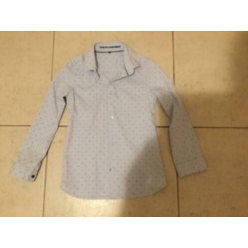 Blouse, gilletje en strikje.