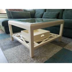 Mooie witte salontafel. Glas en hout