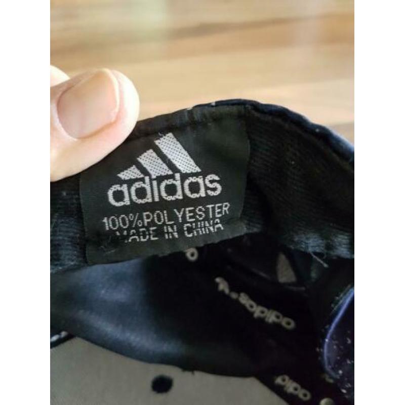 2 Adidas petten