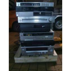 Pallet met audio apparatuur