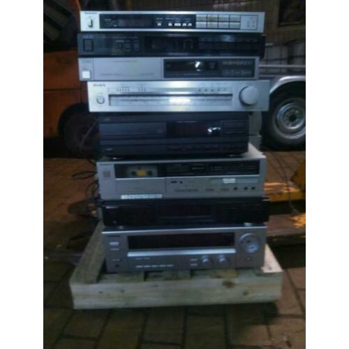 Pallet met audio apparatuur