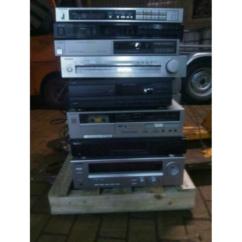 Pallet met audio apparatuur