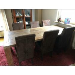 Eettafel met stoelen