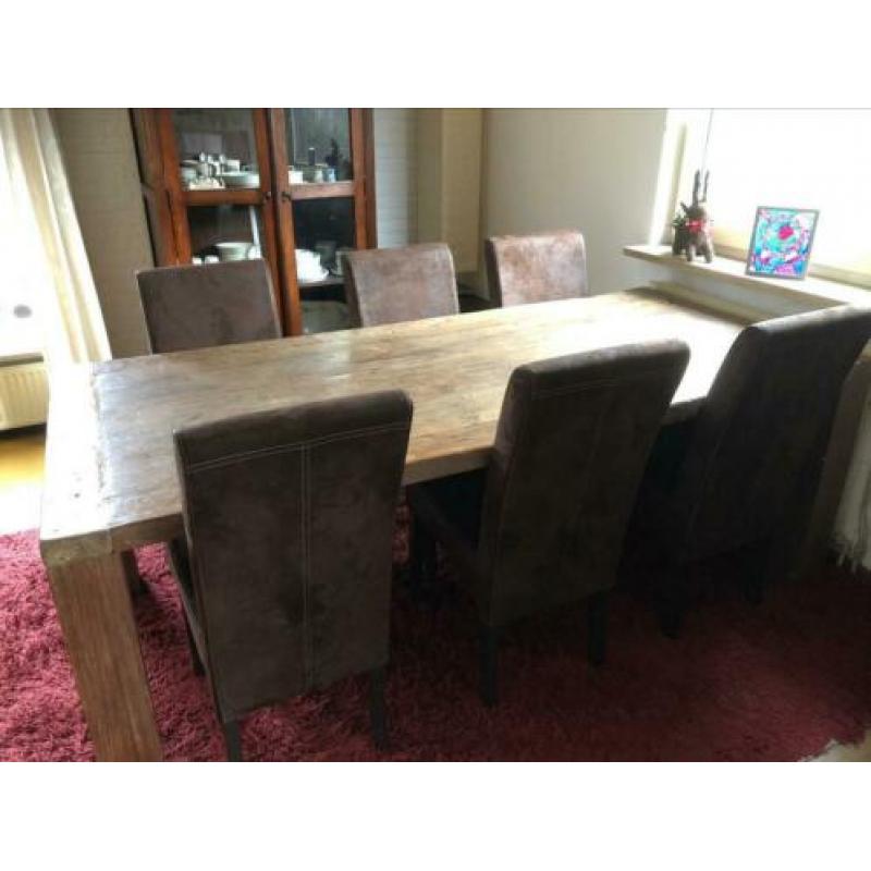 Eettafel met stoelen