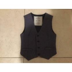 Blouse, gilletje en strikje.