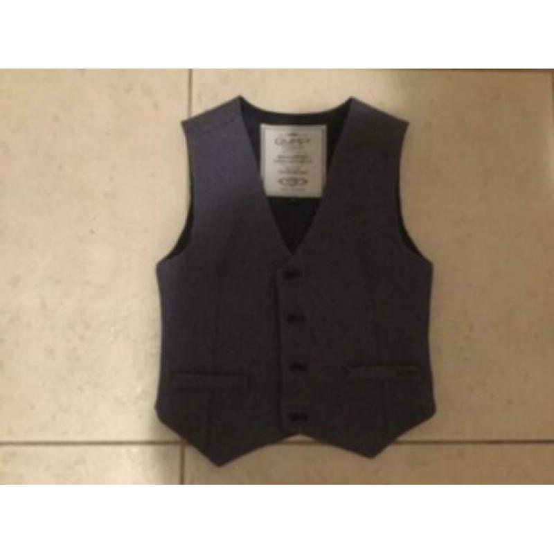 Blouse, gilletje en strikje.
