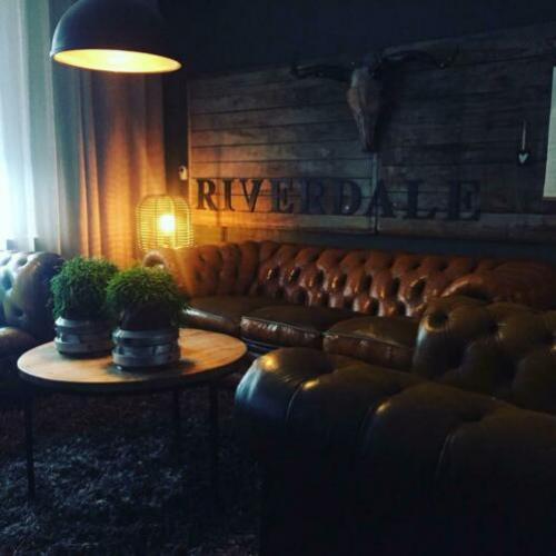 Chesterfield bank + 2 stoelen set