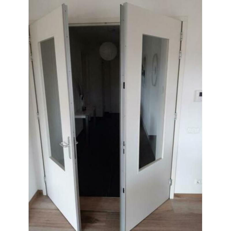 Dubbele stompe binnendeuren wit, + glas compl.met deurbeslag