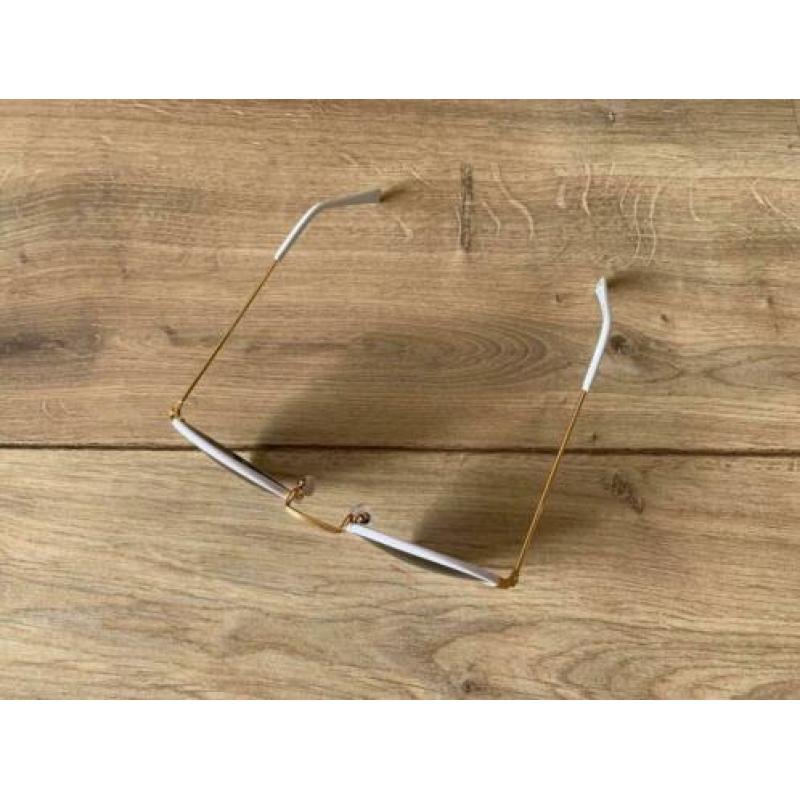 Z.g.a.n. Witte zonnebril met zwarte ronde glazen, incl. hoes