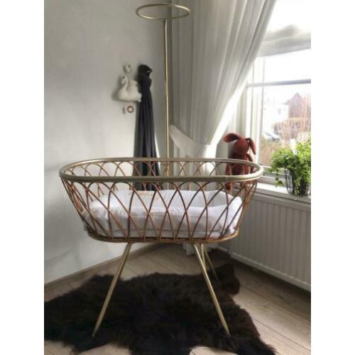 Vintage rotan/ goud wiegje