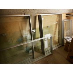 Glas in aluminium kozijn.plus 2 glazen deuren