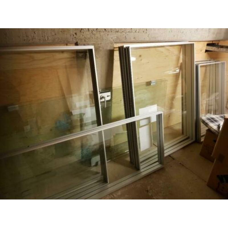 Glas in aluminium kozijn.plus 2 glazen deuren