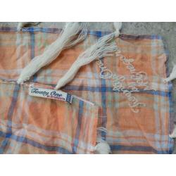 Twenty One by Mc Gregor geruite shawl sjaal zalm